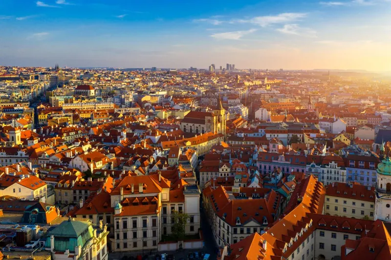 Escapada de fin de semana: tejados rojos del casco antiguo de Praga al atardecer