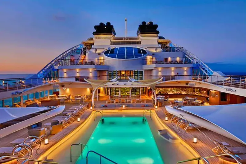 Barco de crucero en el mar, cruceros propuestos por Nabyla Tours