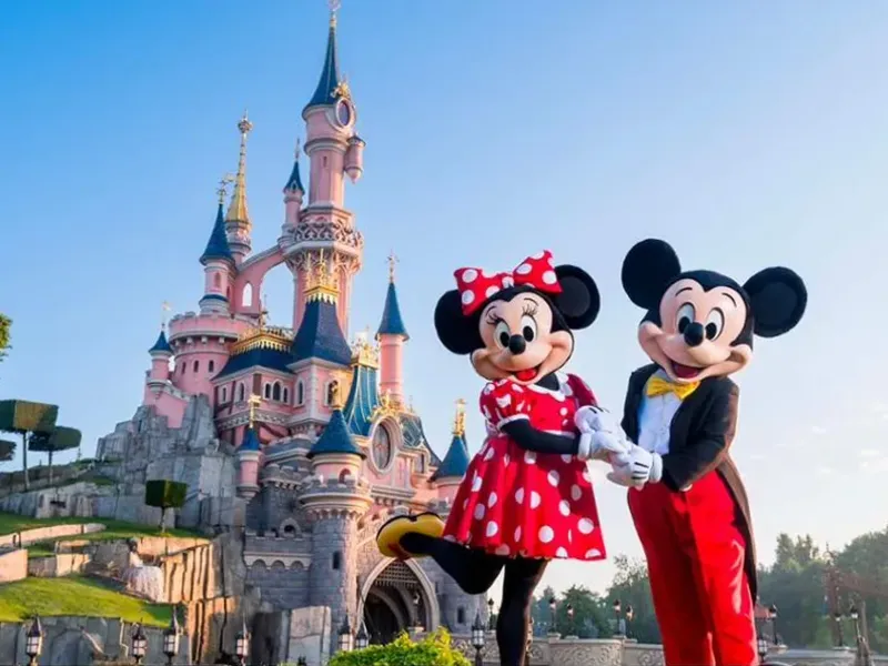 Viaje a Disney: castillo de Disneyland París bajo un cielo azul